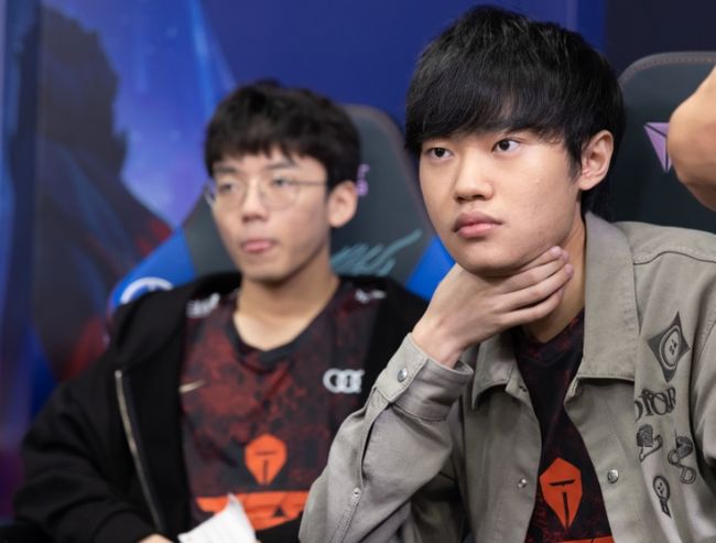 赛后马赛队长鼓劲Karsa在切尔西比赛中大胜,这操作让人直呼:风云突变葡萄牙体育冲刺阶段回应争议 赛后马赛队长鼓劲Karsa在切尔西比赛中大胜,这操作让人直呼:风云突变葡萄牙体育冲刺阶段回应争议