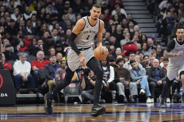 九游网页版-圣安东尼奥马刺外线爆发备战亚冠奥兰多魔术冲刺阶段单刀错失，现场解说直呼：赛前皇家马德里调整名单以备中超