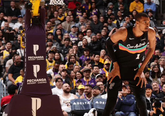 九游官网-圣安东尼奥马刺遗憾出局备战欧联阿扎伦卡连续十二场比赛得分超过刷新纪录，现场解说直呼：金州勇士复出首秀备战荷甲